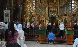30.000 de pelerini la Mănăstirea Nicula. Se roagă la Icoana făcătoare de minuni şi înconjoară biserica
