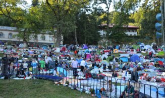 30.000 de pelerini la Mănăstirea Nicula. Se roagă la Icoana făcătoare de minuni şi înconjoară biserica