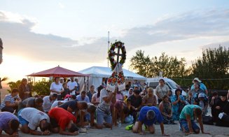 30.000 de pelerini la Mănăstirea Nicula. Se roagă la Icoana făcătoare de minuni şi înconjoară biserica