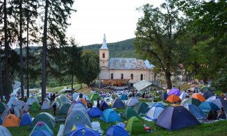 30.000 de pelerini la Mănăstirea Nicula. Se roagă la Icoana făcătoare de minuni şi înconjoară biserica