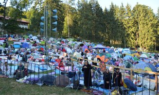 30.000 de pelerini la Mănăstirea Nicula. Se roagă la Icoana făcătoare de minuni şi înconjoară biserica