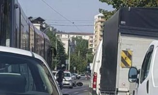 Accident cu motociclist, pe Plopilor. Traficul, blocat