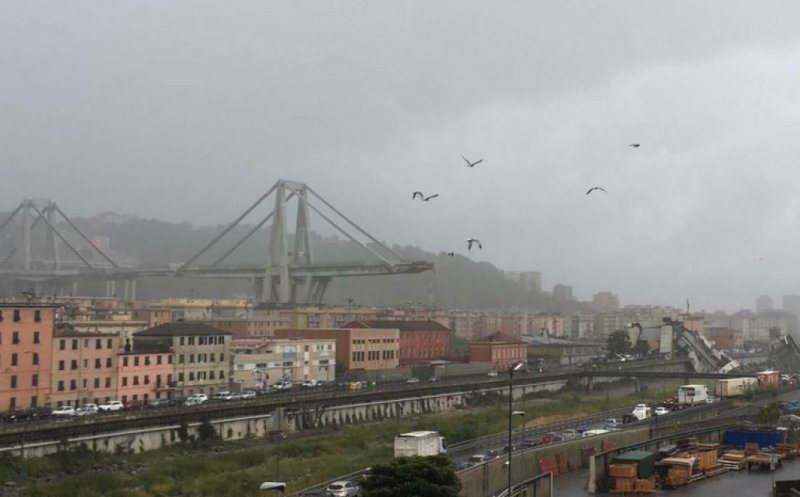 Doi români morţi după prăbuşirea podului din apropiere de Genova