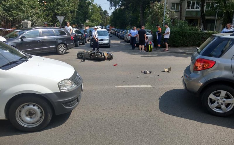 Trafic blocat pe Rebreanu: Accident între un scuter şi o maşină