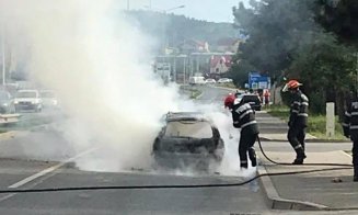 O maşină a ars "ca o torţă" pe Calea Turzii