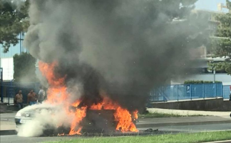O maşină a ars "ca o torţă" pe Calea Turzii
