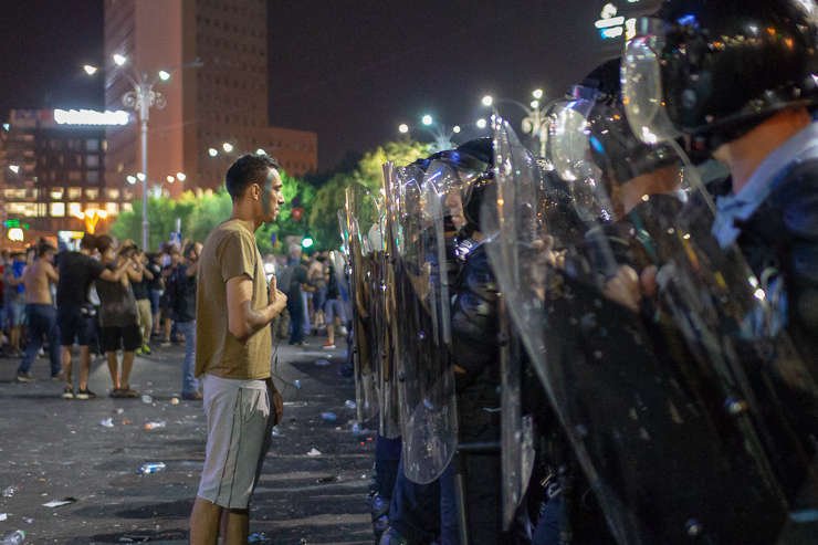 "Să renunţăm la ură. Şi protestatari, şi jandarmi, toţi suntem români"