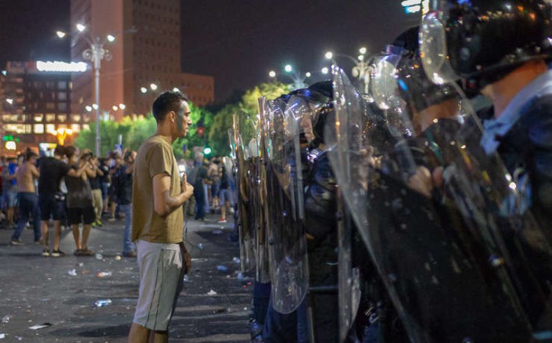 "Să renunţăm la ură. Şi protestatari, şi jandarmi, toţi suntem români"