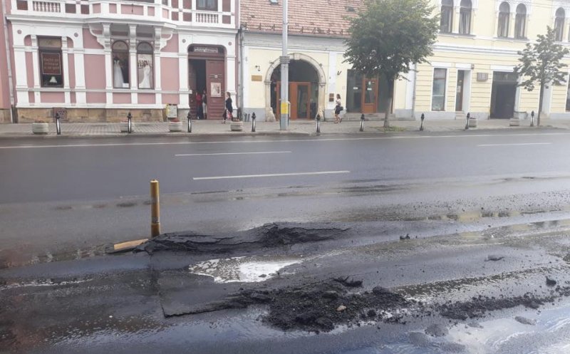 Banda de autobuz din centrul Clujului, crăpată la o lună de la remediere. Clujenii s-au împărţit în două tabere