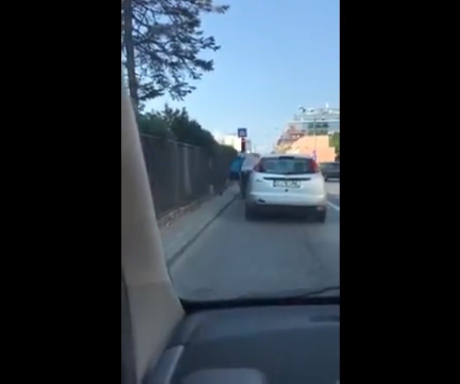 Bătaie în trafic. Şi-au împărţit pumni la un semafor din Mărăşti