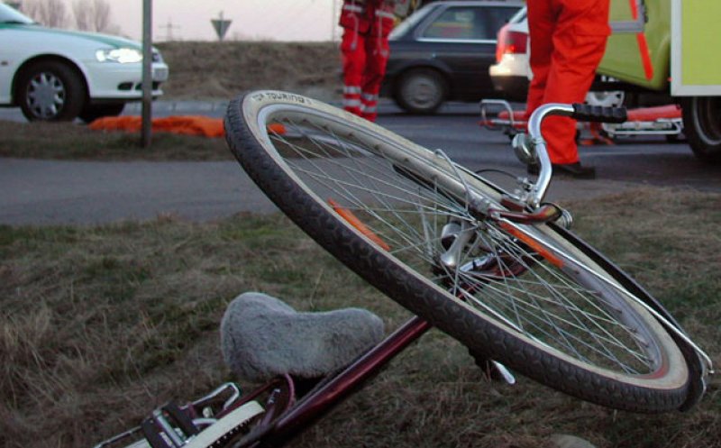 Accident la Cluj: Biciclist grav rănit după ce a virat fără să se asigure