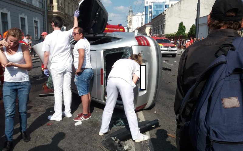 Maşină răsturnată în centrul Clujului. Şoferul a ajuns în stare gravă la spital, dar este NEVINOVAT. Ce spune Poliţia