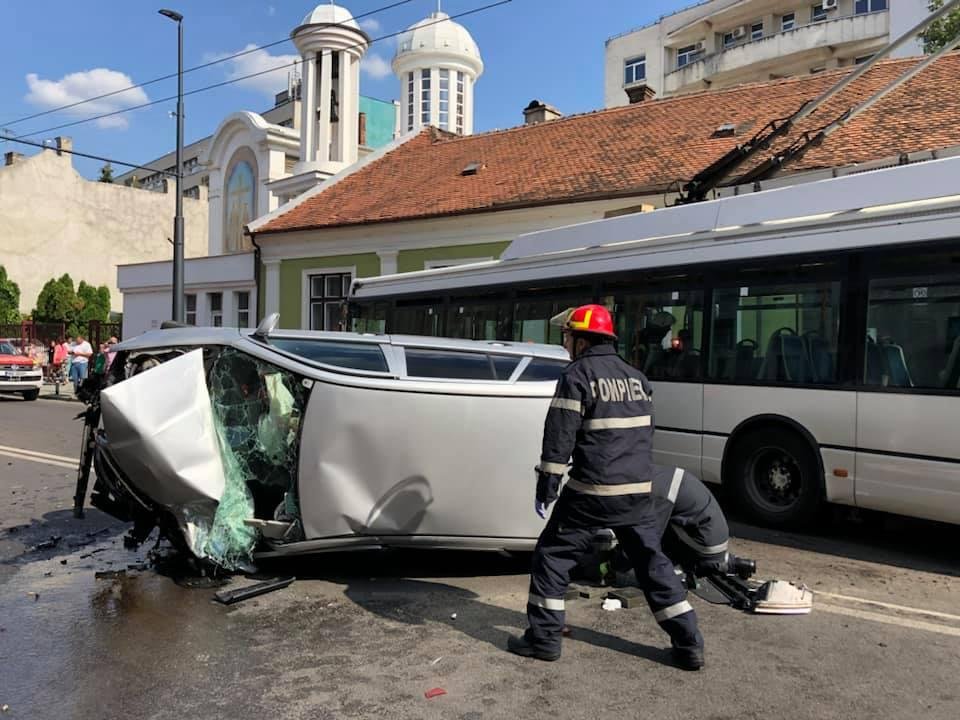 Cine este vinovat de producerea accidentului de pe Moţilor. Cinci persoane au ajuns la spital