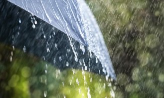 COD GALBEN la Cluj: Ploi torenţiale, descărcări electrice, vânt şi grindină