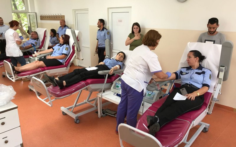 Poliţiştii locali donează sânge pentru şoferul rănit grav în accidentul de pe Moţilor