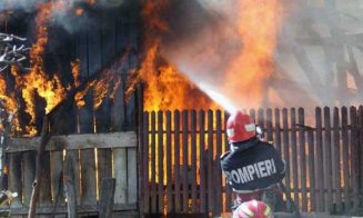 Pensiune mistuită de flăcări la Cluj. Pagubele sunt însemnate