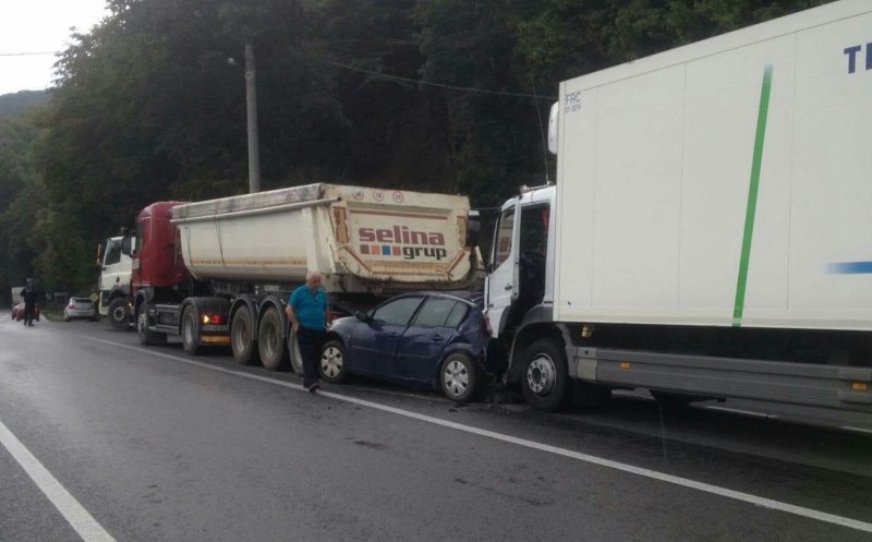 Maşină făcută "acordeon" de două TIR-uri, pe un drum din Cluj