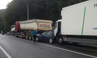 Maşină făcută "acordeon" de două TIR-uri, pe un drum din Cluj