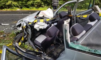 Gemeni de 3 luni, teferi după un accident cuplit în Cluj. Maşina, distrusă total. Un detaliu le-a salvat viaţa