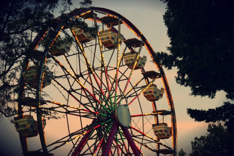 Festival în cea mai mare comună din România: cinema în aer liber, parc de distracții şi muzică populară