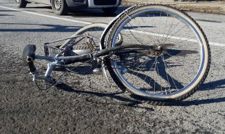 Biciclist accidentat grav după ce s-a izbit de portiera mașinii, deschisă brusc