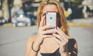 De ce îşi fac femeile selfie-uri sexy? Un studiu pe 68.000 de poze de pe Instagram şi Twitter a găsit răspunsul