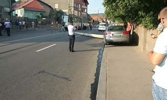 A intrat cu maşina într-un stâlp pe Oaşului. Martorii spun că şoferul era băut