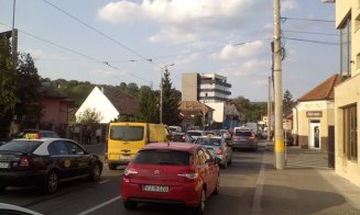 A intrat cu maşina într-un stâlp pe Oaşului. Martorii spun că şoferul era băut