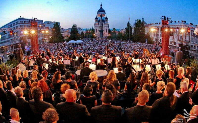 Opera a ieşit în stradă în faţa a mii de clujeni. Urmează ”Turandot”