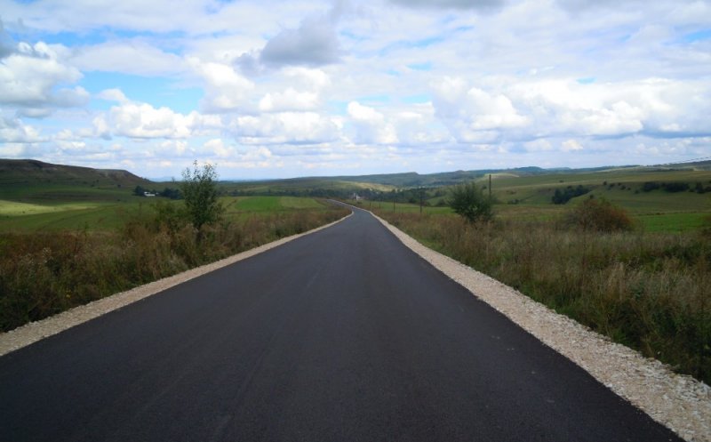 Lucrări de reabilitare şi întreţinere pe 38 de drumuri din Cluj. VEZI LISTA