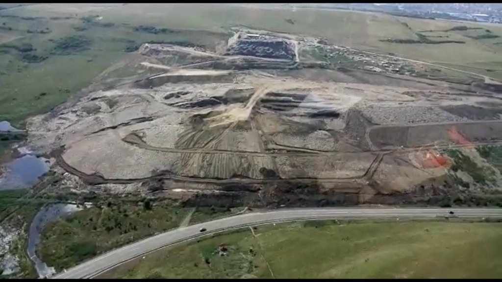 Județul plăteşte 4 milioane de euro pentru închiderea gropii de gunoi de la Pata Rât. Zid înalt de 3,5 metri