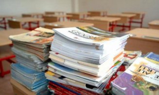 PRIMA ZI DE ȘCOALĂ | Manualele-catastrofă îi lasă pe 6.000 de elevi din Cluj cu ochii în soare