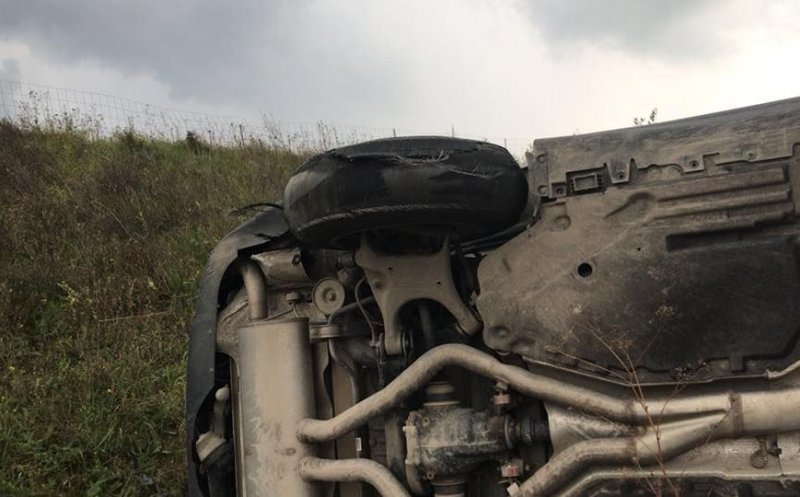 “Cascadorie” pe Autostrada Transilvania. Un BMW s-a răsturnat la 130 km/h