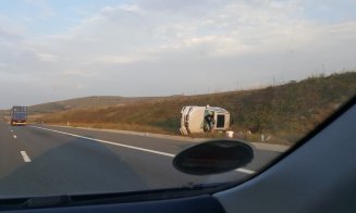 “Cascadorie” pe autostradă. Un BMW s-a răsturnat la 130 km/h