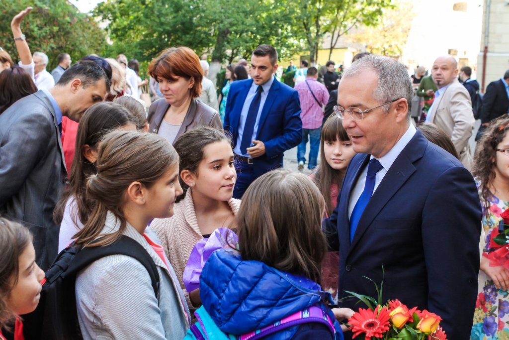 PRIMA ZI DE ŞCOALĂ | Primarul Boc, mesaj cu milioane de euro pentru părinţi, elevi şi profesori