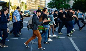 Adolescenţii preferă să vorbească prin SMS, decât faţa în faţă