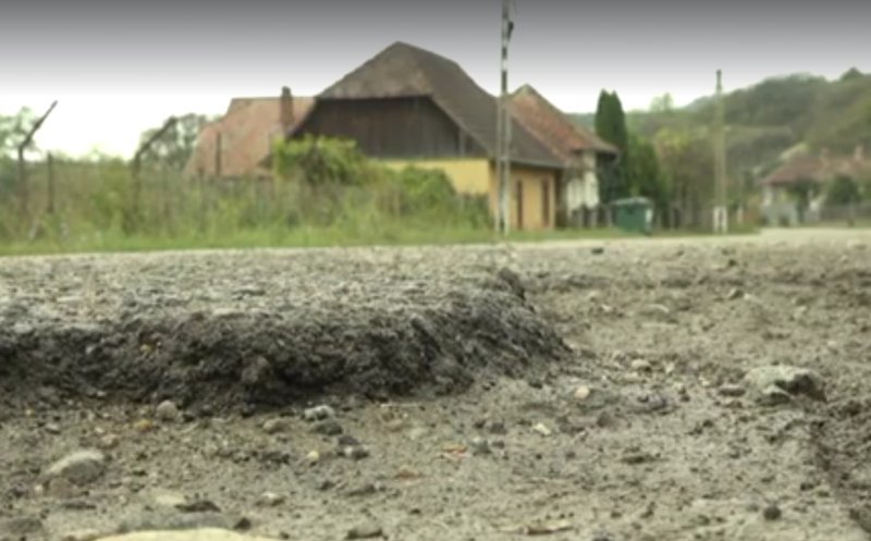 Drum dezastruos, în județul Cluj. ”Am vrut să plantez un pom, poate vede cineva cum se circulă la noi”