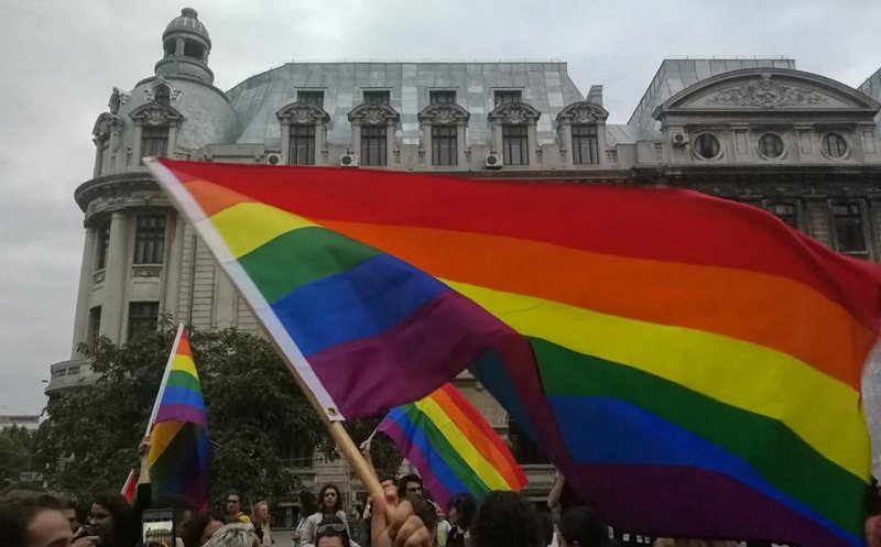 „Lăsaţi-ne să iubim!“  Protest la Bucureşti faţă de votul din Senat pentru Referendumul cerut de Coaliţia pentru Familie