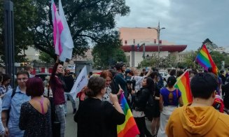 „Lăsaţi-ne să iubim!“  Protest la Bucureşti faţă de votul din Senat pentru Referendumul cerut de Coaliţia pentru Familie