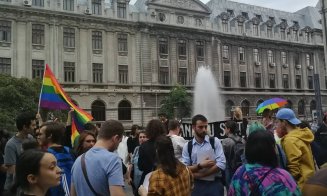„Lăsaţi-ne să iubim!“  Protest la Bucureşti faţă de votul din Senat pentru Referendumul cerut de Coaliţia pentru Familie