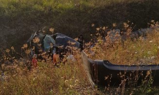 Maşină răsturantă în şanţ la ieşire din Turda. O persoană a decedat, printre răniţi se numără şi copii
