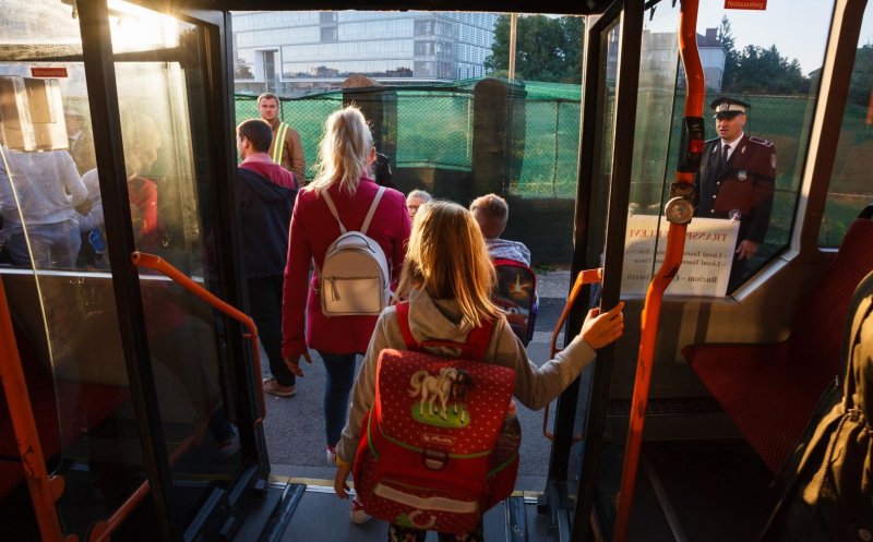 Copiii, da, părinții, ba. Mămicile vor fi date jos din autobuzele școlare