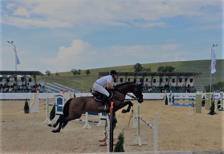 Weekend spectaculos la Salina Equines: Probă de obstacole, acrobații ecvestre și dresaj