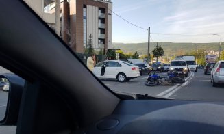 Accidentul de pe Frunzişului, în care a fost implicat şi un motociclist, surprins de camerele video
