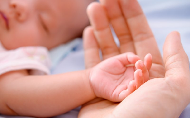 Guvernul "drege busuiocul" cu un OUG în scandalul mămicilor rămase fără indemnizaţie pentru creşterea copilului