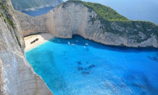 Momentul în care o bucată de stâncă desprinsă de pe o faleză din insula Zakynthos răneşte mai mulţi turişti