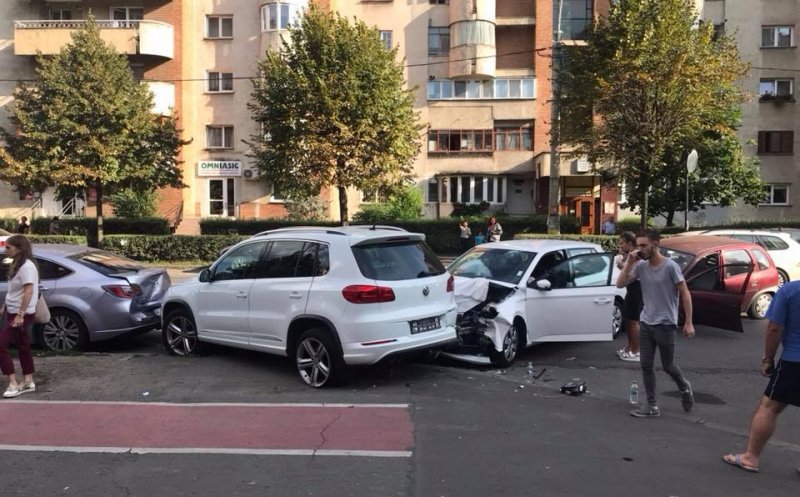 Copy/paste pe strada preferată de amatorii de liniuţe: carambol cu 5 mașini pe Dorobanților