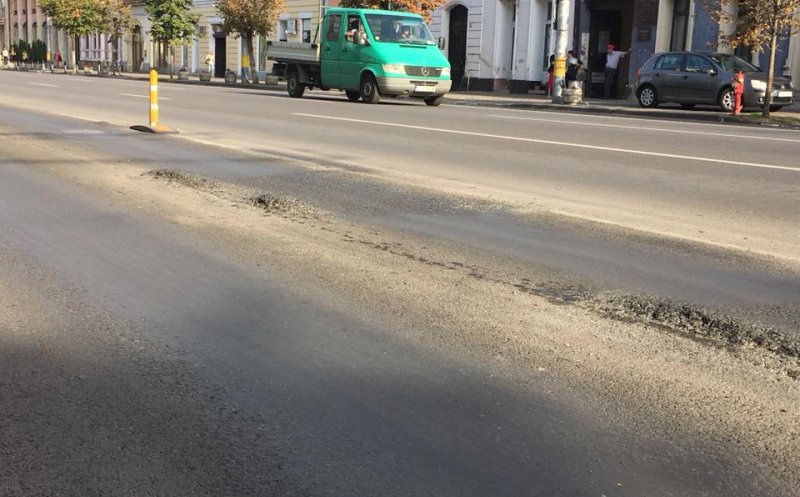 Noi gropi pe banda dedicată autobuzelor din centrul Clujului
