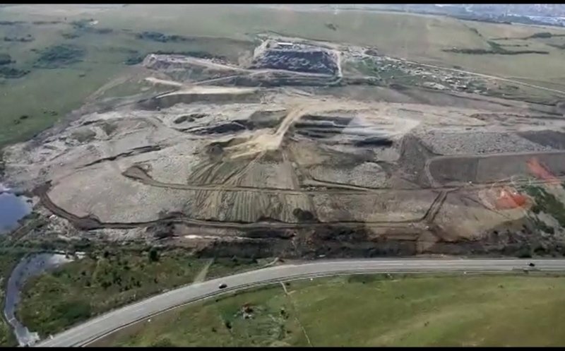 Începe închiderea gropii de gunoi de la Pata Rât. Costă 4 milioane de euro şi presupune realizarea unui zid de 3.5 metri