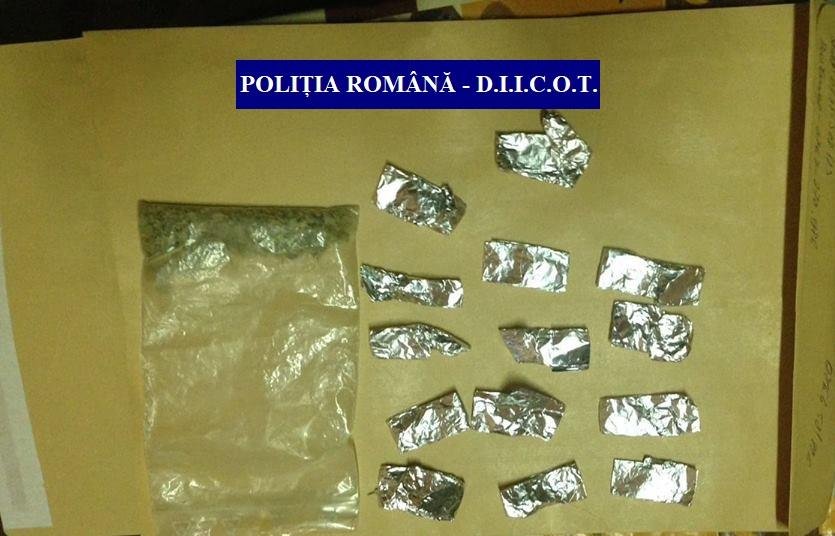Traficant de droguri din Cluj, arestat după un an de filaj. Le vindea elevilor "Zombie"